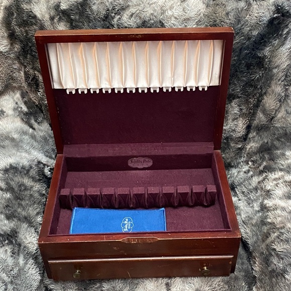 Nobility Vintage Wooden cutlery box with burgundy Velvet like Interior - Picture 1 of 16